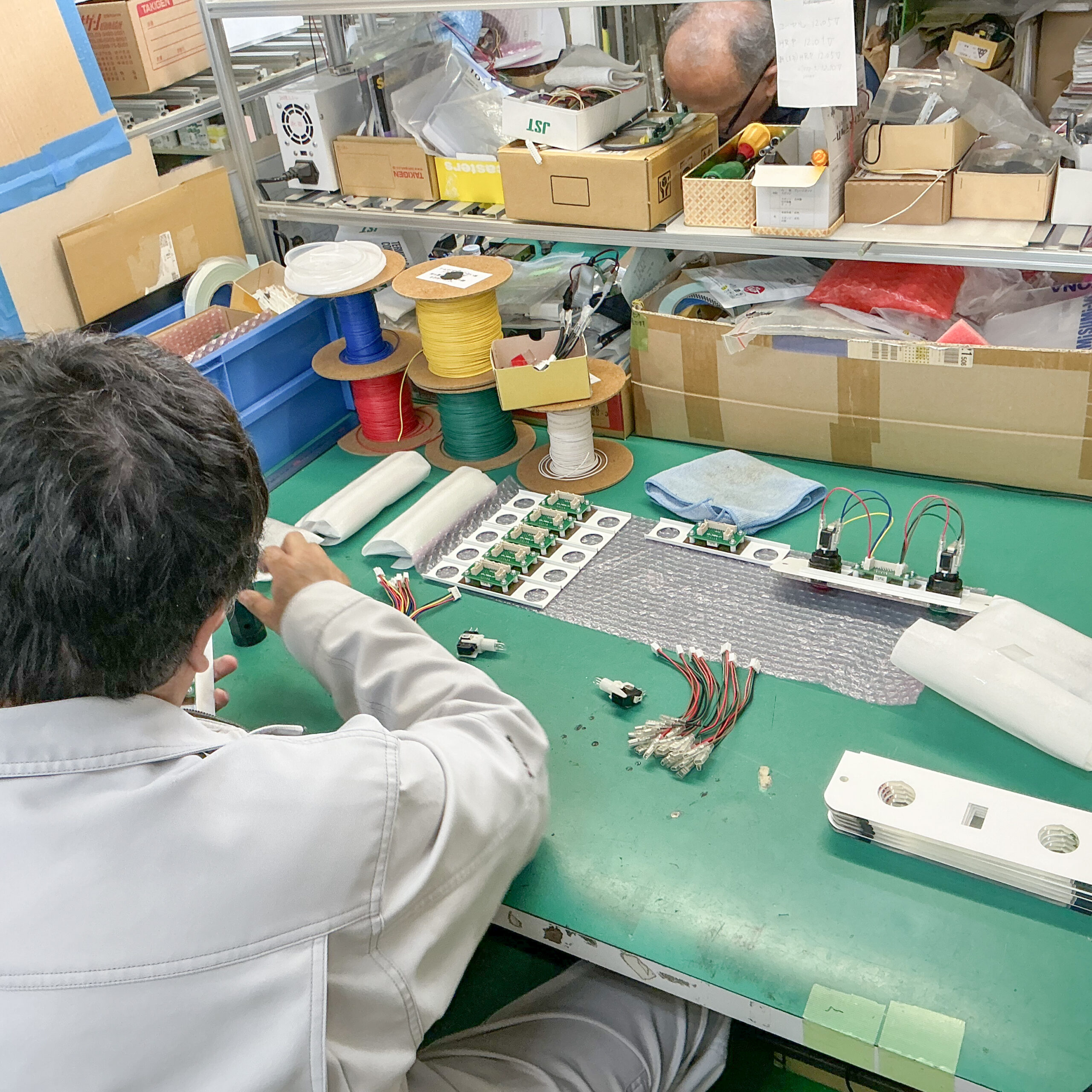 エスプランの作業台で行われている基板と配線の組立作業