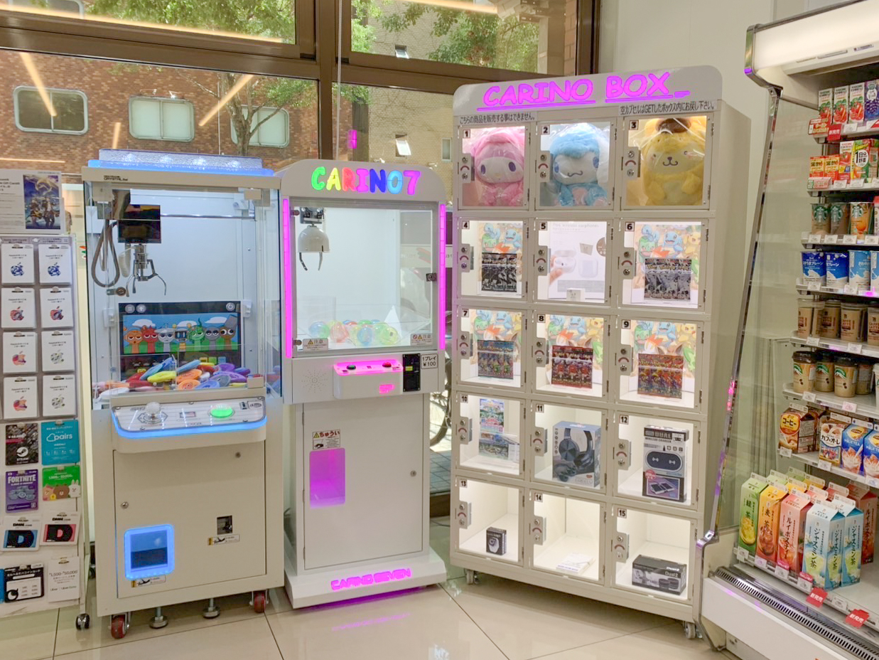 コンビニの窓際にゲーム機とロッカーを設置した様子