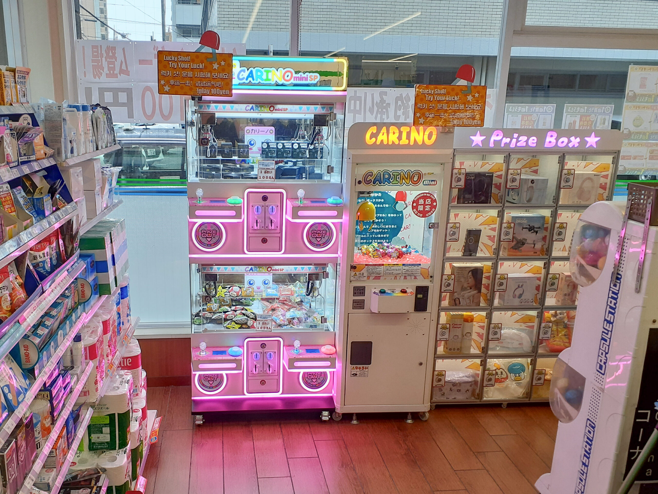 コンビニ店内に設置されたCARINO mini SPとPrize Box