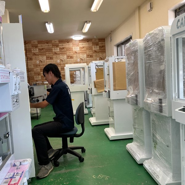 製造現場でゲーム機に向き合う作業の様子